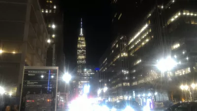 Tour du monde deuxième continent: arrivée aux Etats-Unis : Vue de nuit sur l'Empire State Building depuis la rue