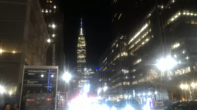 เที่ยวรอบโลกทวีปที่สอง: เดินทางถึงอเมริกา : วิวกลางคืนบนตึก Empire State จากถนน