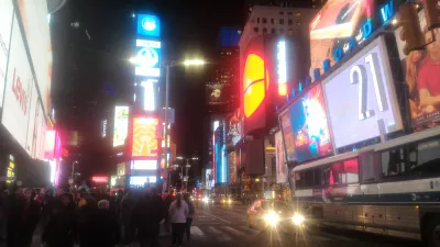 Světový turné druhý kontinent: příjezd do USA : Times Square v New Yorku v noci