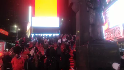 Gira mundial segundo continente: llegada a USA : Times Square escaleras rojas a ninguna parte