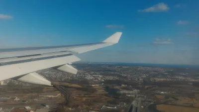 World tour second continent: arrival in USA : Landing in Newark airport with small view on New York