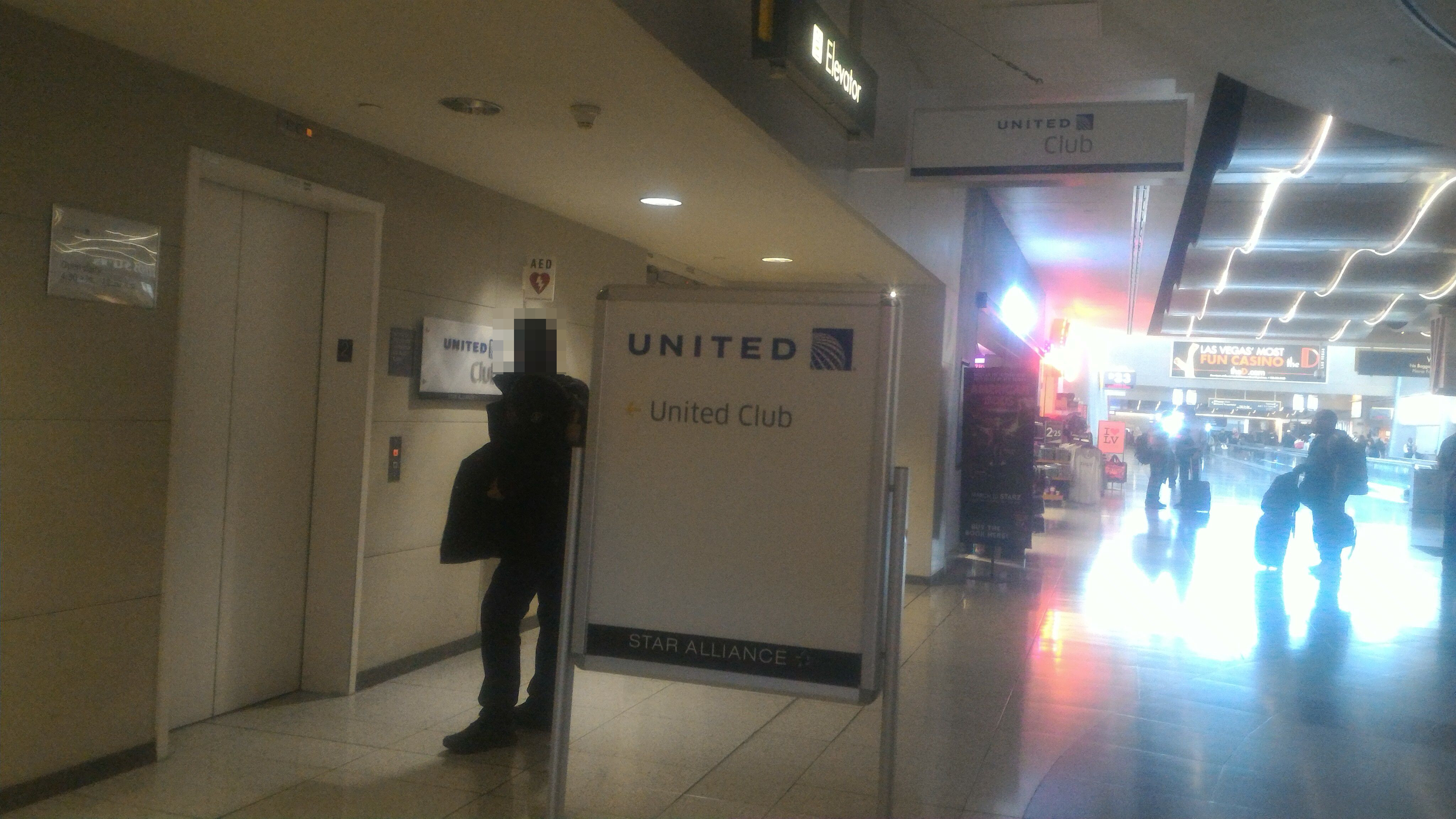 How to get access to United lounge LAS, and how is it?